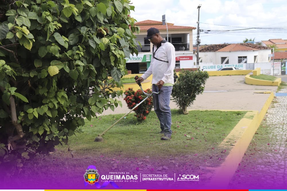 Prefeitura de Queimadas realiza poda de árvores e manutenção de jardins na sede do município.